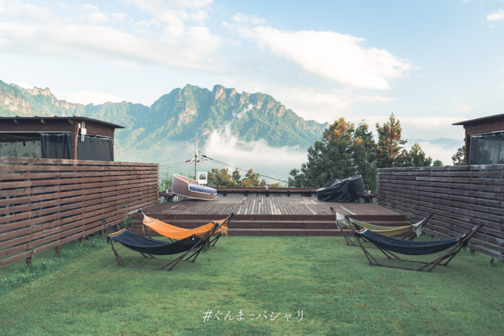 デッキとハンモック越しに見る朝の妙義山