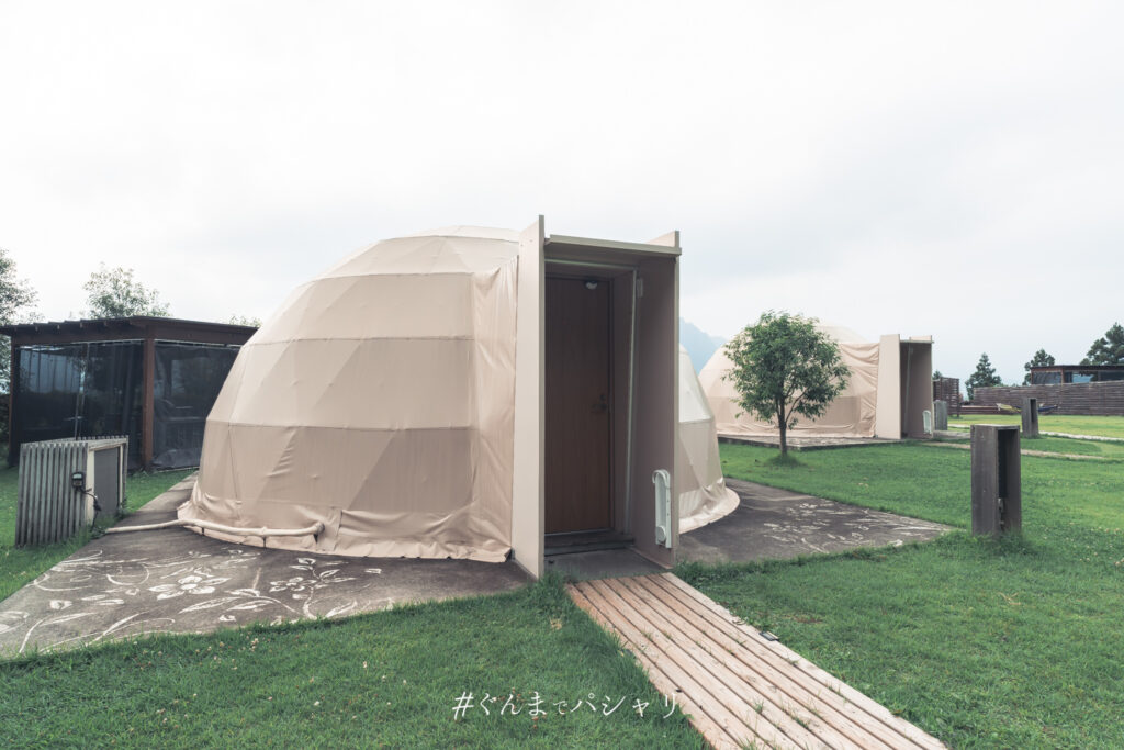 木の通路の先にあるドームテントの入口
